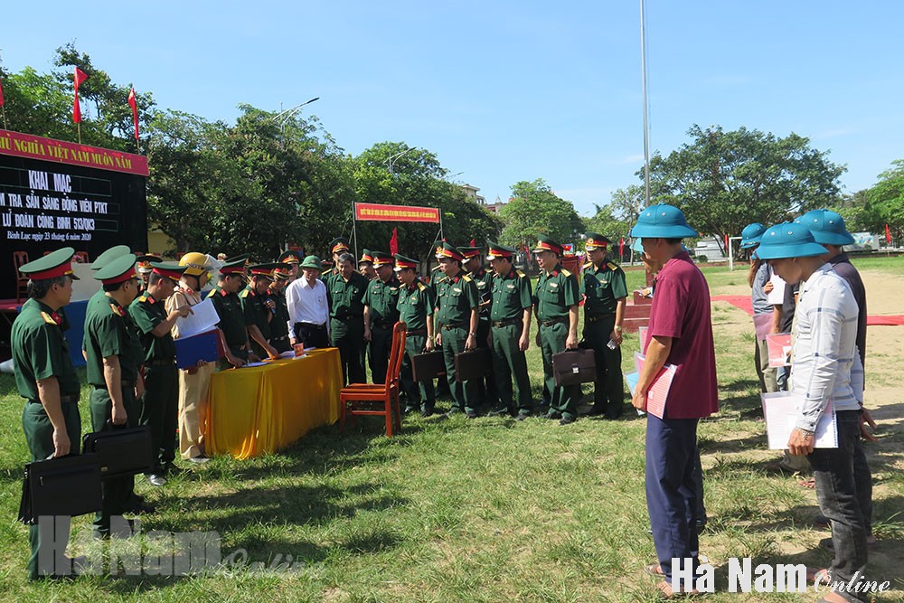 Các đại biểu tham quan nội dung kiểm tra hồ sơ, chủng loại PTKT đối với chủ các phương tiện được huy động.