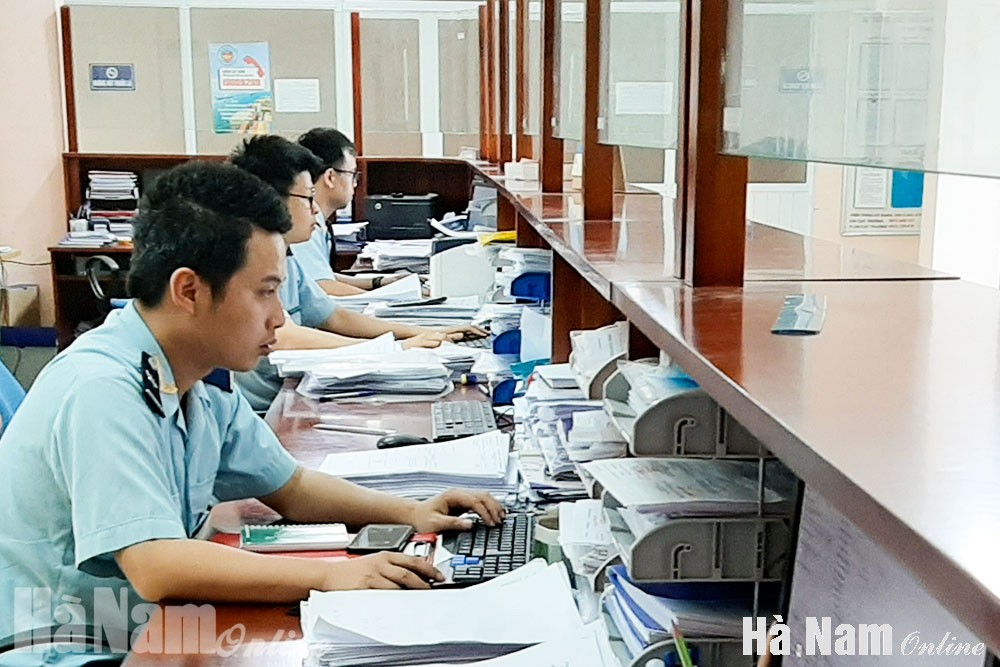 Cán bộ Chi cục Hải quan Hà Nam làm thủ tục khai quan điện tử xuất, nhập khẩu hàng hóa cho các doanh nghiệp.