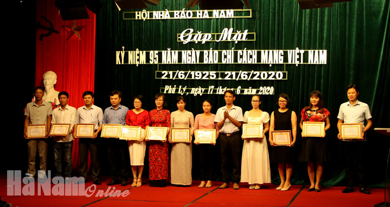 Lãnh đạo Hội Nhà báo tỉnh tặng Giấy khen cho các hội viên có nhiều thành tích xuất sắc trong công tác hội năm 2019.