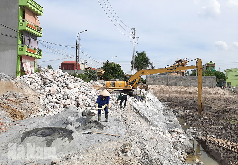 Dự án kè hồ phường Thanh Châu (TP Phủ Lý) đang được triển khai xây dựng.