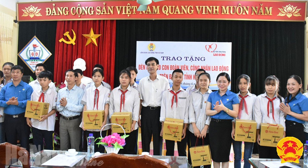 Lãnh đạo LĐLĐ tỉnh, Huyện ủy, Phòng GD-ĐT huyện tặng quà các em học sinh có hoàn cảnh khó khăn của Trường THCS Nguyễn Khuyến, Bình Lục.