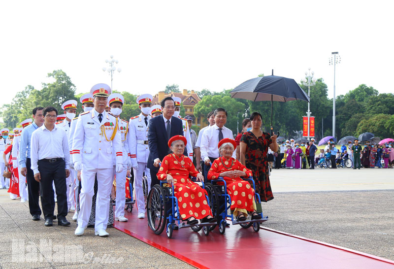 Lãnh đạo Bộ Lao động – Thương binh và Xã hội đẩy xe lăn cho các mẹ vào lăng viếng Chủ tịch Hồ Chí Minh.