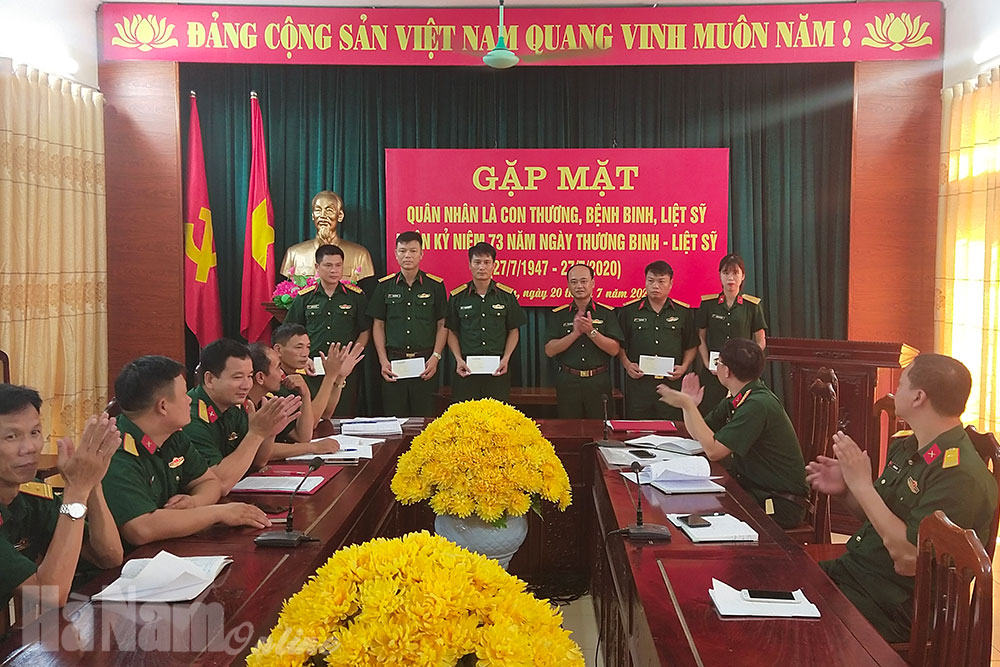 Ban CHQS huyện Thanh Liêm gặp mặt, tặng quà cán bộ, quân nhân chuyên nghiệp là con thương, bệnh binh, gia đình liệt sĩ công tác tại đơn vị.