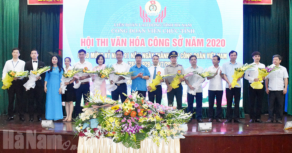 Ban tổ chức tặng hoa cho các đội tham gia hội thi văn hóa công sở năm 2020.