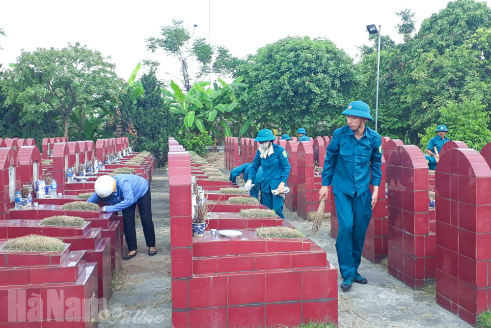 Cán bộ chiến sĩ LLVT thành phố cùng cán bộ nhân dân phường Châu Sơn tham gia dọn vệ sinh môi trường tại Nghĩa trang liệt sĩ phường Châu Sơn - Lê Hồng Phong.