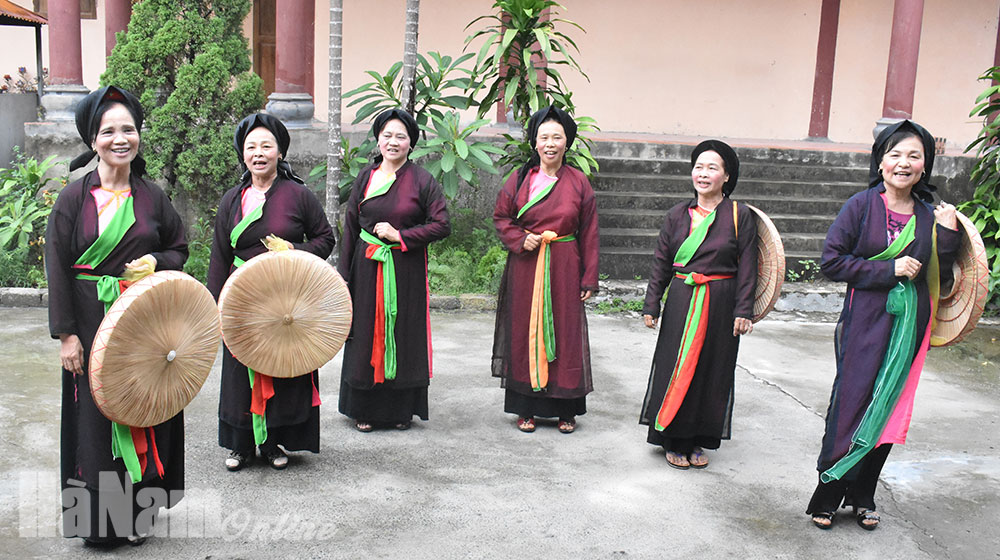 Một buổi tập luyện của CLB hát dân ca và chèo thôn Thá, phường Liêm Chính, TP Phủ Lý.