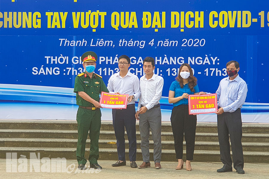 Các doanh nghiệp ủng hộ gạo người nghèo bị ảnh hưởng bởi dịch Covid-19.