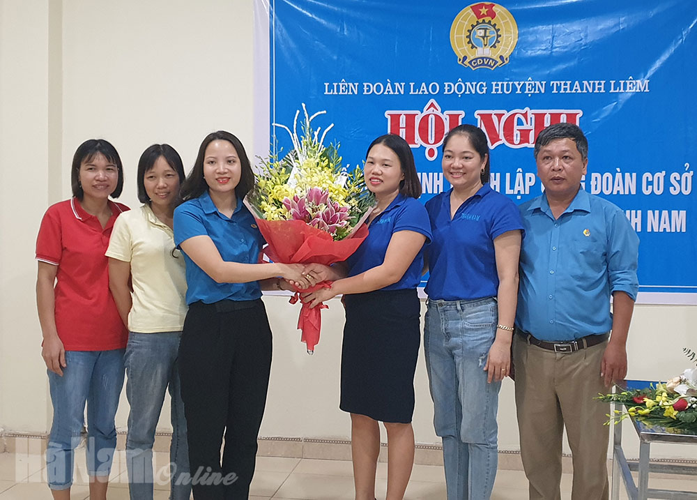 Lãnh đạo LĐLĐ huyện Thanh Liêm tặng hoa chúc mừng Ban Chấp hành lâm thời Công ty TNHH Sản xuất thương mại Thành Nam.