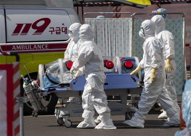 Nhân viên y tế tại Hàn Quốc làm việc giữa mùa dịch COVID-19. Ảnh: AFP