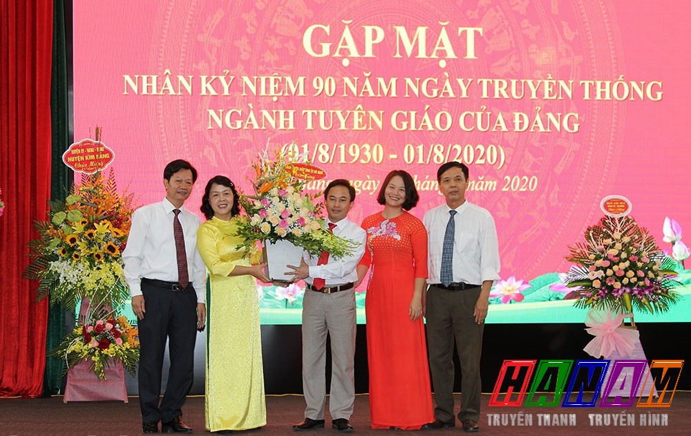 Đại diện lãnh đạo Ban Tuyên giáo Tỉnh ủy tặng hoa chúc mừng Ban Tuyên giáo Huyện ủy Kim Bảng.