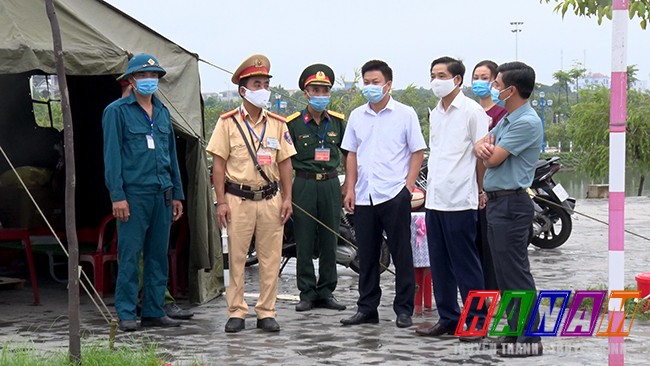 Lãnh đạo TP Phủ Lý động viên lực lượng làm việc tại các chốt kiểm soát dịch bệnh (ảnh Cổng TTĐT Phủ Lý)