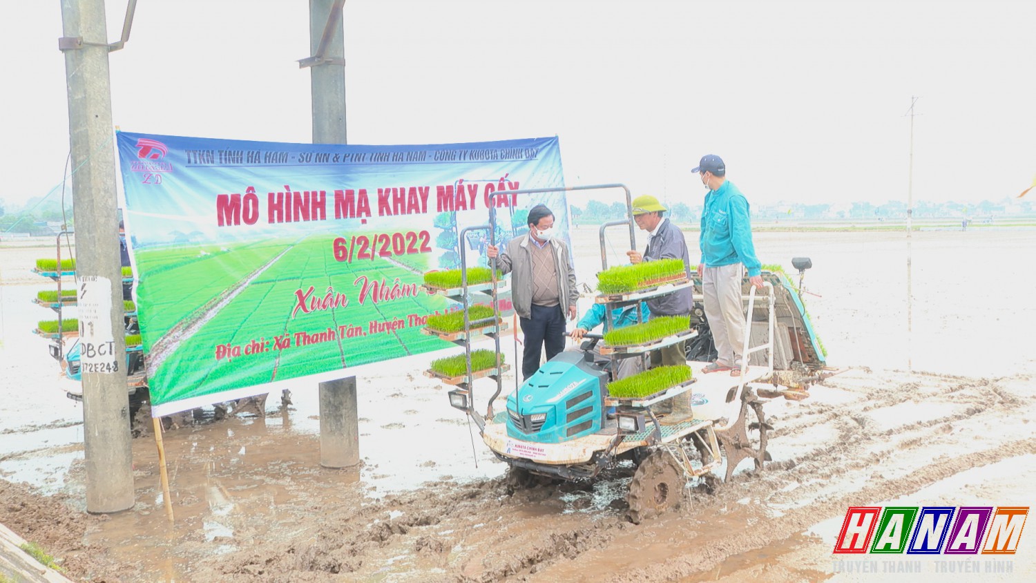 Bộ Trưởng Lê Minh Hoan thăm bà con nông dân xã Thanh Tân, huyện Thanh Liêm đang gieo cấy  vụ Xuân 2022.