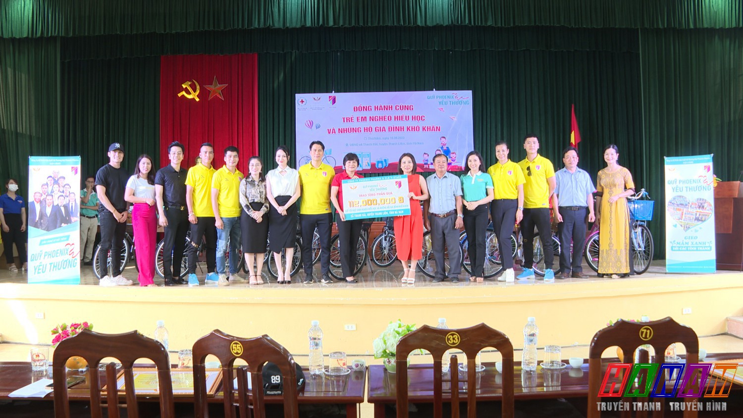 Hội Chữ thập đỏ tỉnh Hà Nam phối hợp trao quà đối tượng có hoàn cảnh khó khăn.