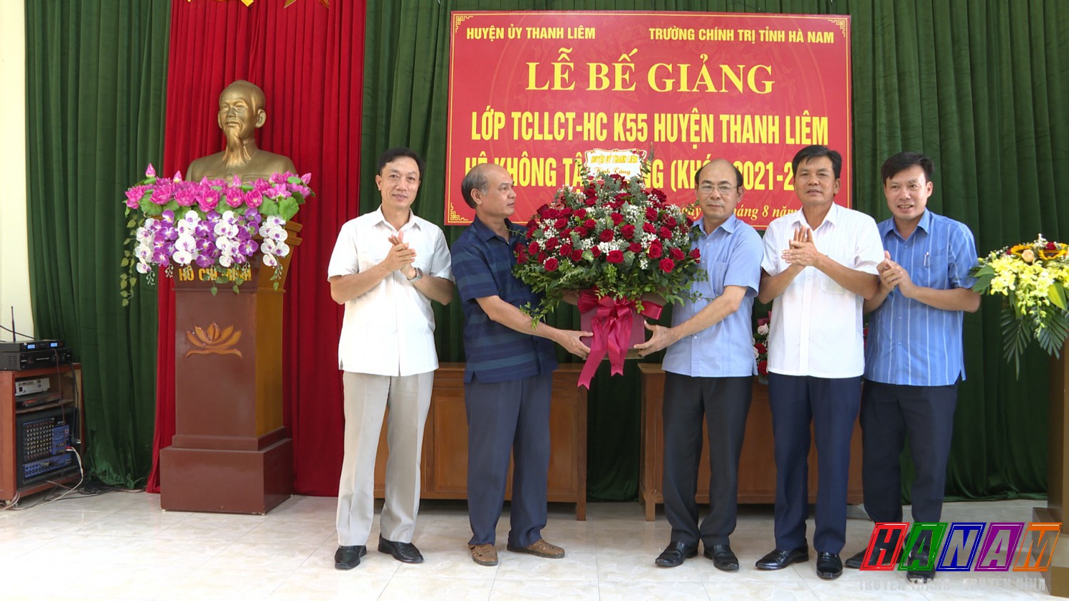 Thanh Liêm. bế giảng lớp trung cấp lý luận hành chính khóa K55.