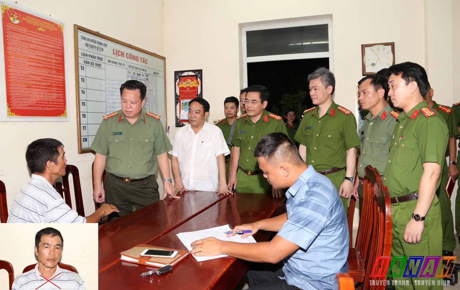 Lãnh đạo Công an tỉnh và lãnh đạo UBND huyện Thanh Liêm trực tiếp chi đạo các lực lượng lấy lời khai đối tượng Nguyễn Văn Lâm (dấu X).