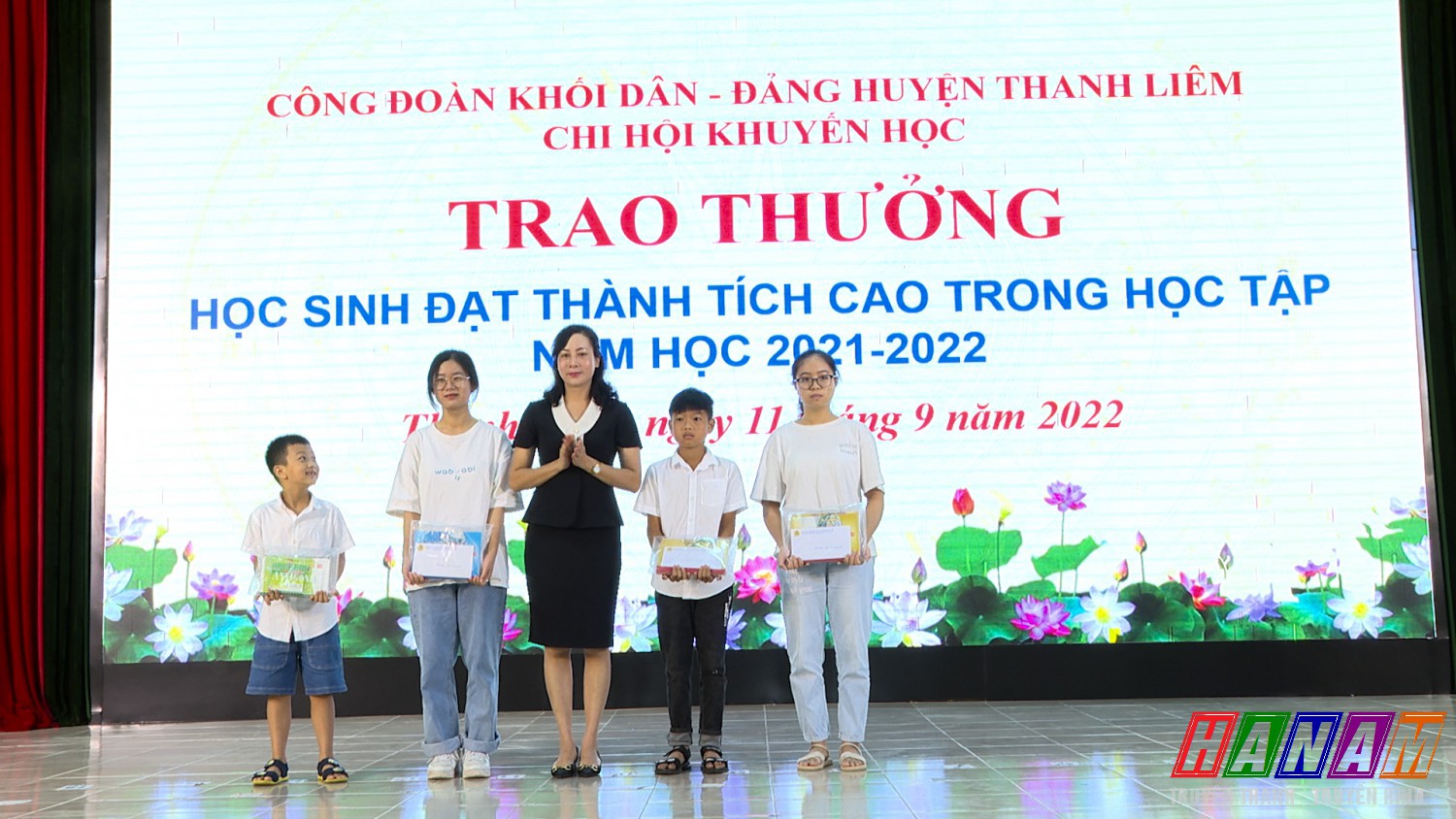 Chi hội khuyến học khối dân Đảng huyện Thanh Liêm khen thưởng cho các cháu học sinh giỏi.