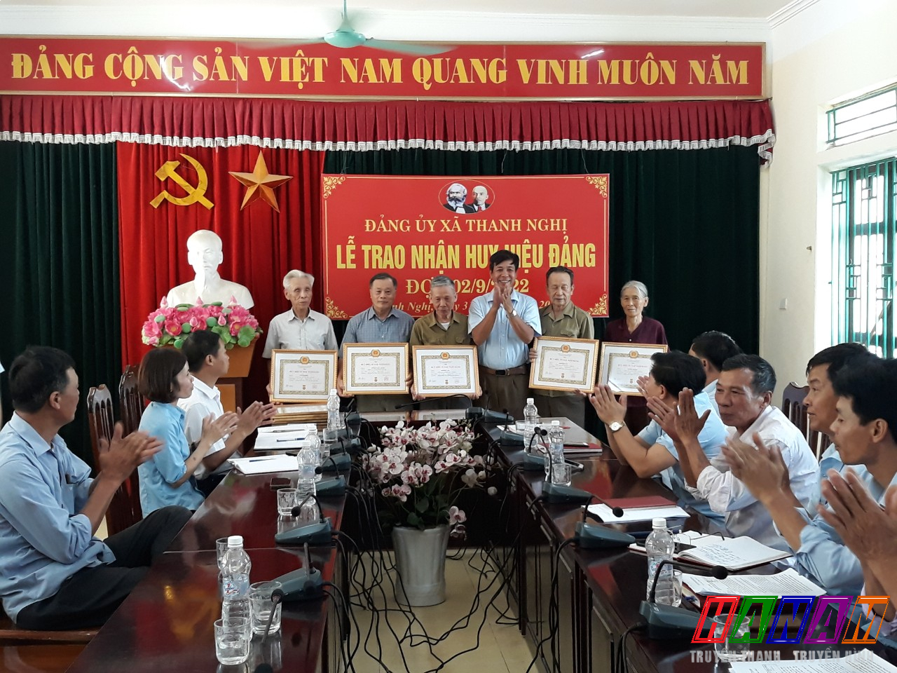 Đảng ủy xã Thanh Nghị tổ chức Lễ trao nhận Huy hiệu Đảng đợt 2/9/2022.
