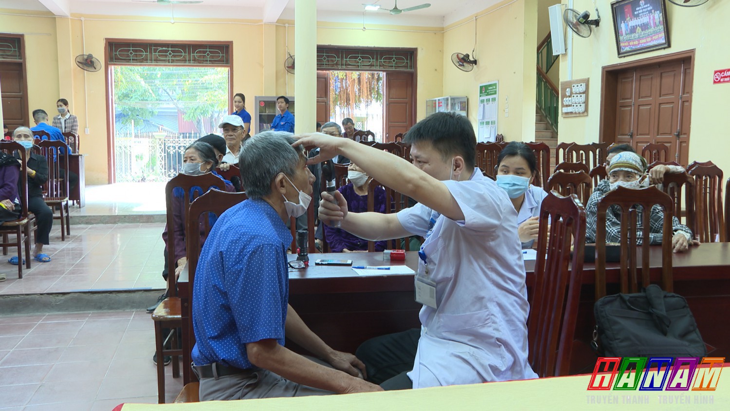 Hội chữ thập đỏ tỉnh phối hợp với Bệnh viện Mắt tỉnh Hà Nam tổ chức khám mắt, tư vấn các bệnh về mắt, cấp thuốc miễn phí tại xã Thanh Hà.