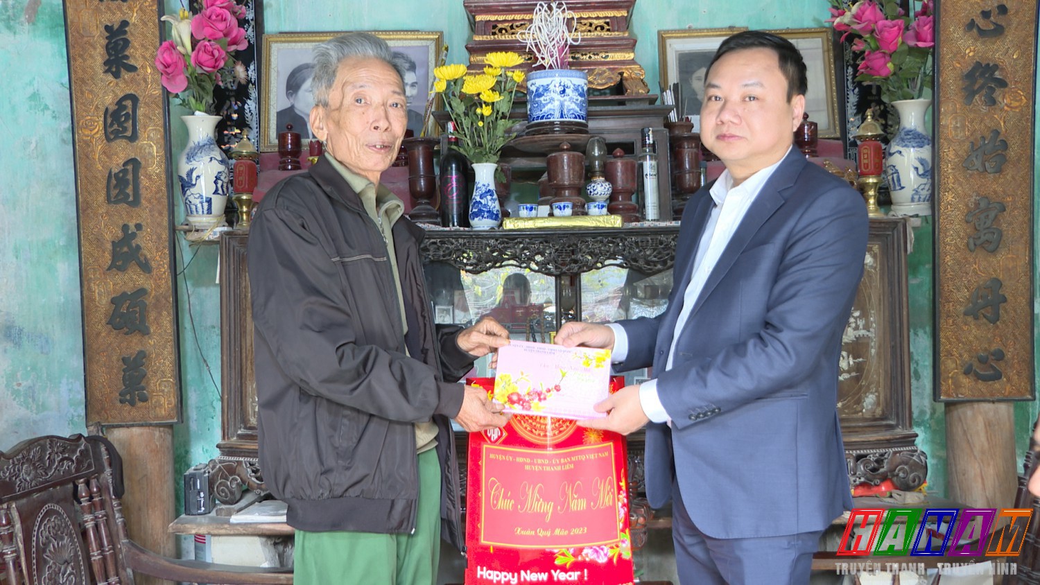 Lãnh đạo huyện Thanh Liêm tặng quà nhân dịp Tết Nguyên Đán Quý Mão năm 2023.