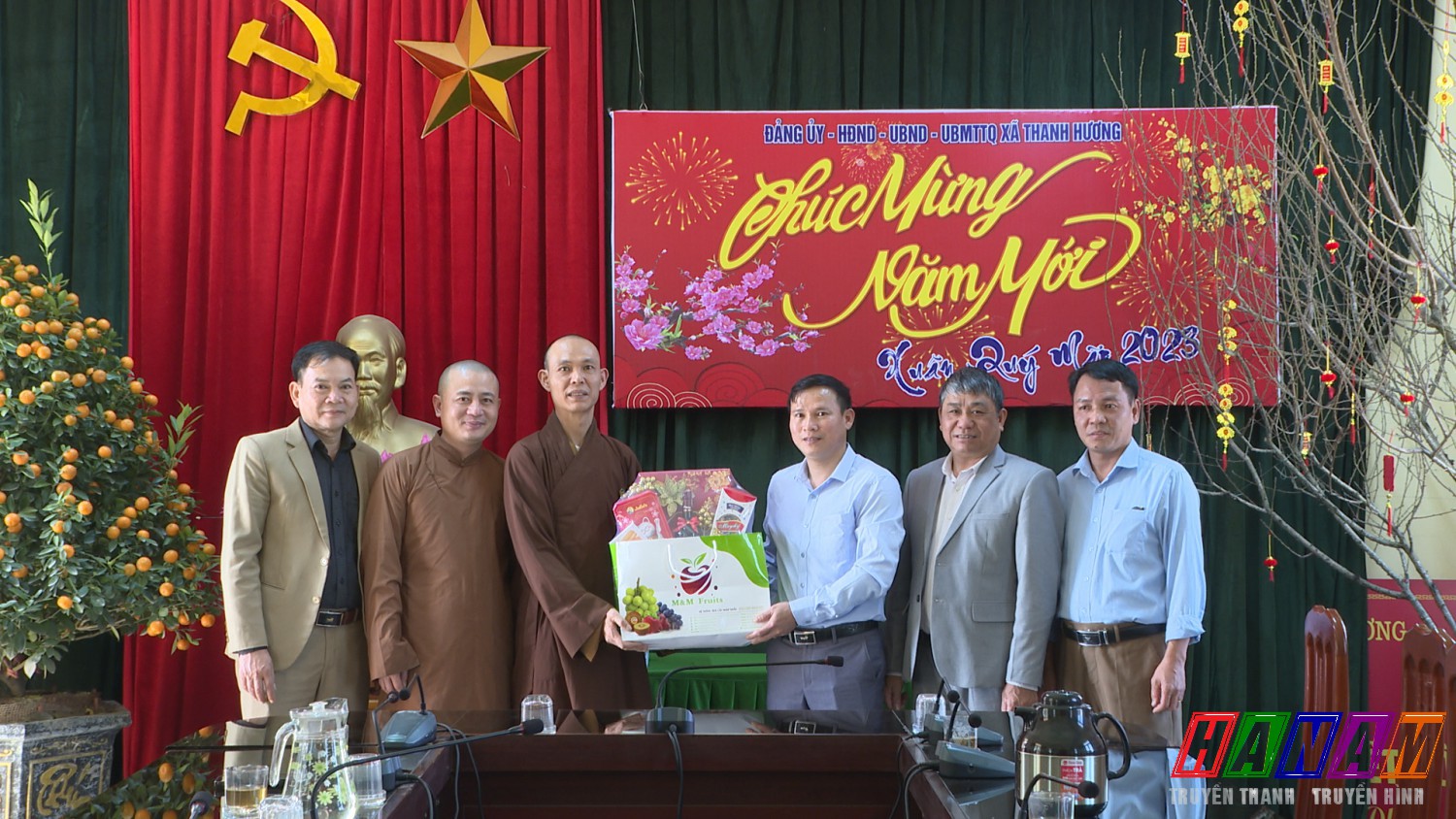 Các nhà chùa và lãnh đạo xãThanh Hương tặng quà gia đình chính sách, hộ nghèo trên địa bàn.