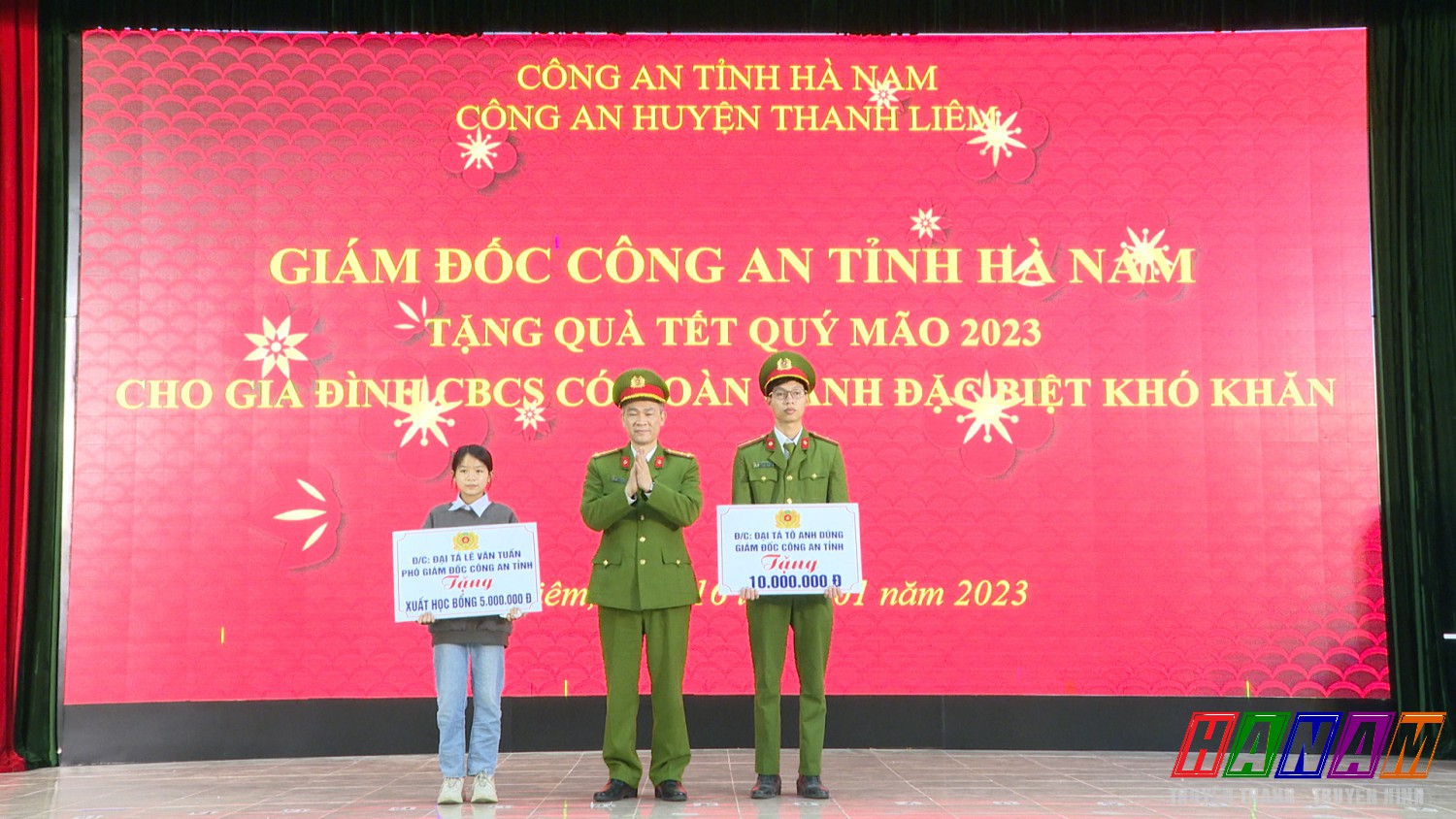 Huyện đoàn Thanh Liêm phối hợp tặng quà nhân dịp Tết Quý Mão 2023.