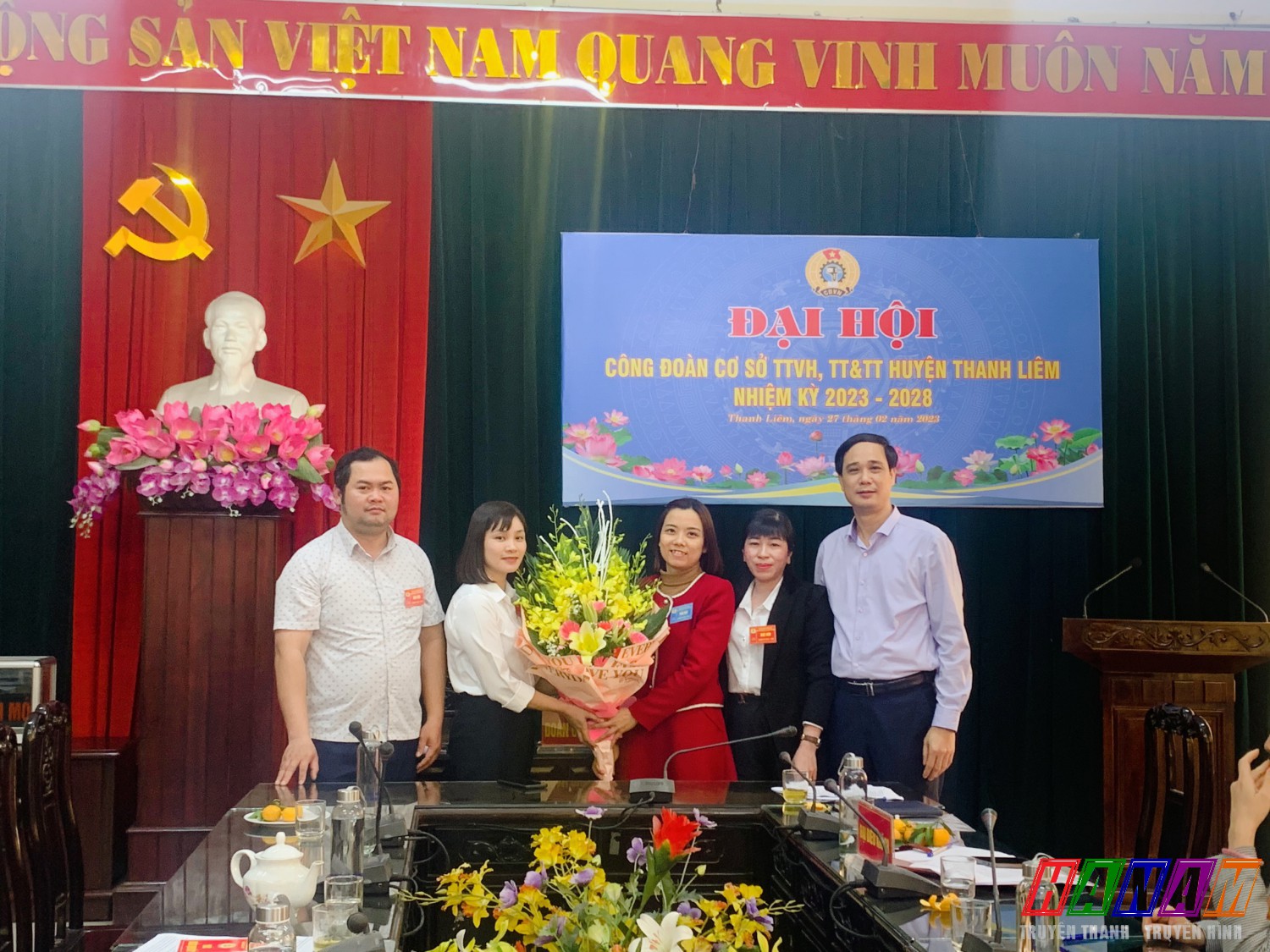 LĐLĐ huyện và lãnh đạo Trung tâm Văn hoá TT&TT chúc mừng ban chấp hành công đoàn khoá mới