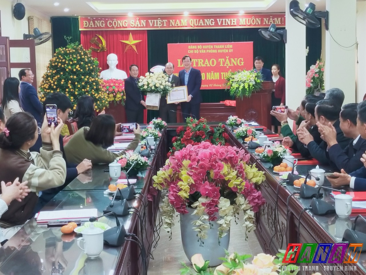 Thừa uỷ quyền của BTV TỈnh uỷ Hà Nam, BTV HU Thanh Liêm Huy hiệu 30 năm tuổi Đảng cho đồng chí Trần Xuân Thành Phó BT TT HU