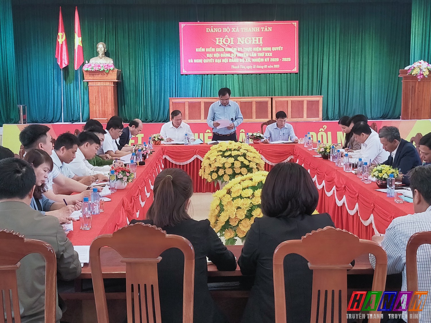các đồng chí dự hội nghị tại đảng uỷ xã Thanh Tân