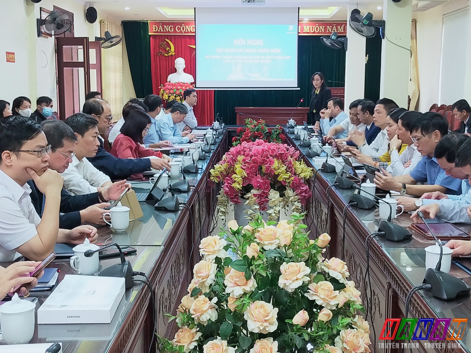 đồng chí Lại Thị Ngọc Trâm, TVHU, Phó CT UBND huyện phát biểu tại hội nghị tập huấn