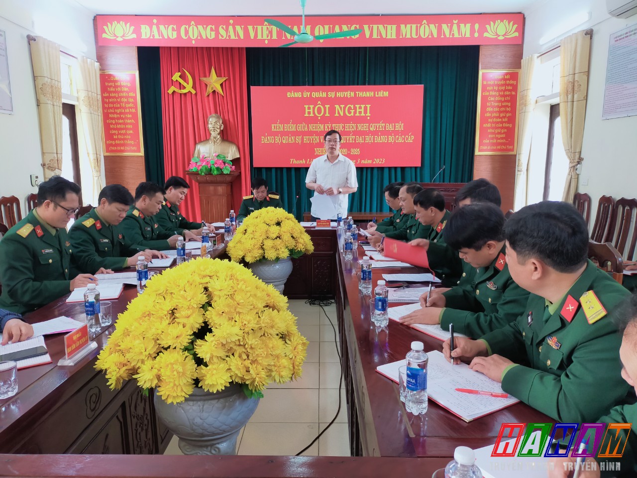 đồng chí Nguyễn Minh Tiến, TUV, BT HU, CT HĐND huyện, BT Đảng uỷ QS huyện chủ trì hội nghị