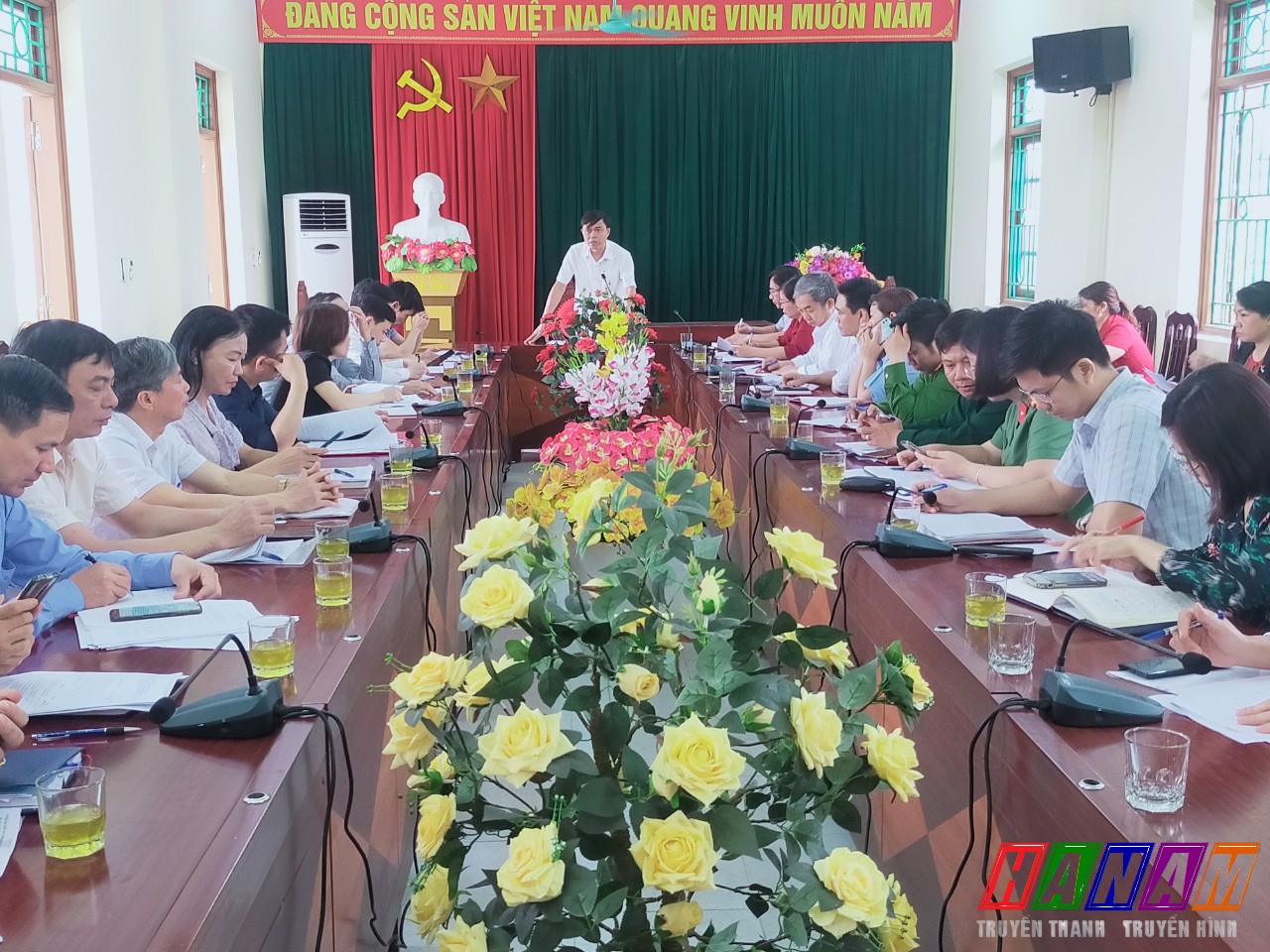 đồng chí Trần Văn Quân, phó Chủ tịch UBND huyện phát biểu tại hội nghị