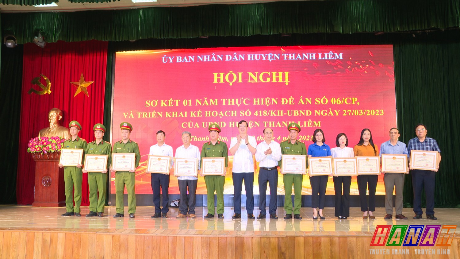 ảnh khen thưởng hội nghị sơ kết 1 năm Đề án 06