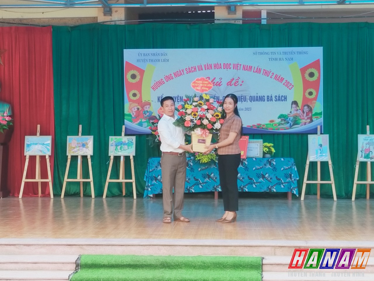Bà Trần Thị Phương, HUV, Trưởng Phòng GD & ĐT huyện Thanh Liêm tặng hoa chúc mừng nhà trường