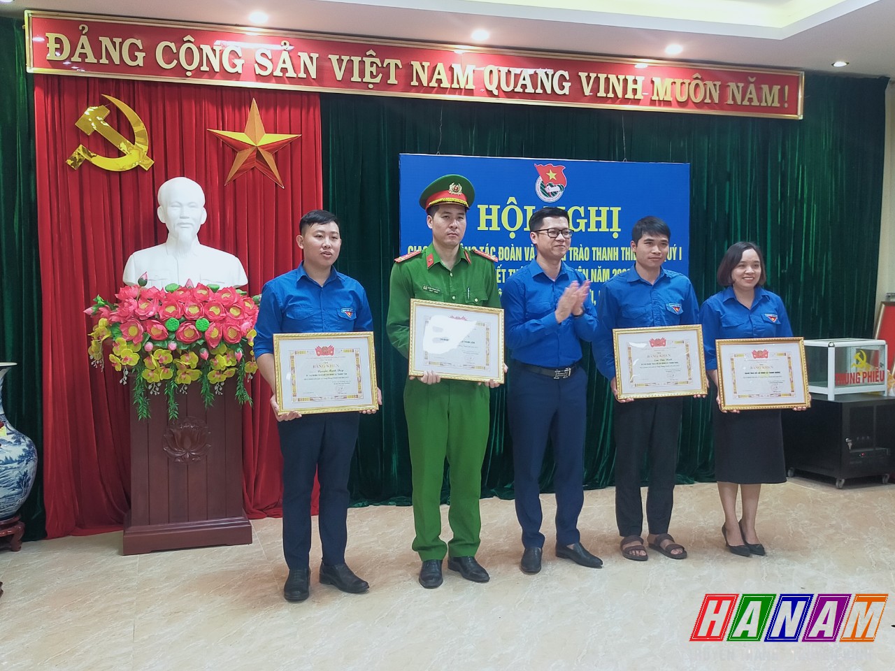Các tập thể và cá nhân được Uỷ ban Hội liên hiệp thanh niên Việt Nam khen thưởng