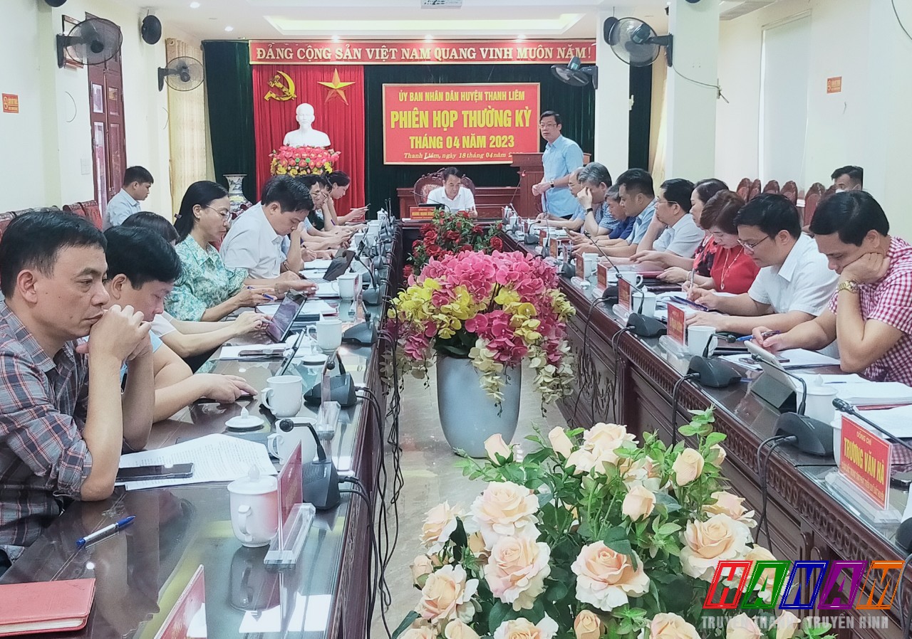 đồng chí Nguyễn Minh Tiến, TUV, Bí thư HU, Chủ tịch HĐND huyện phát biểu tại cuộc họp