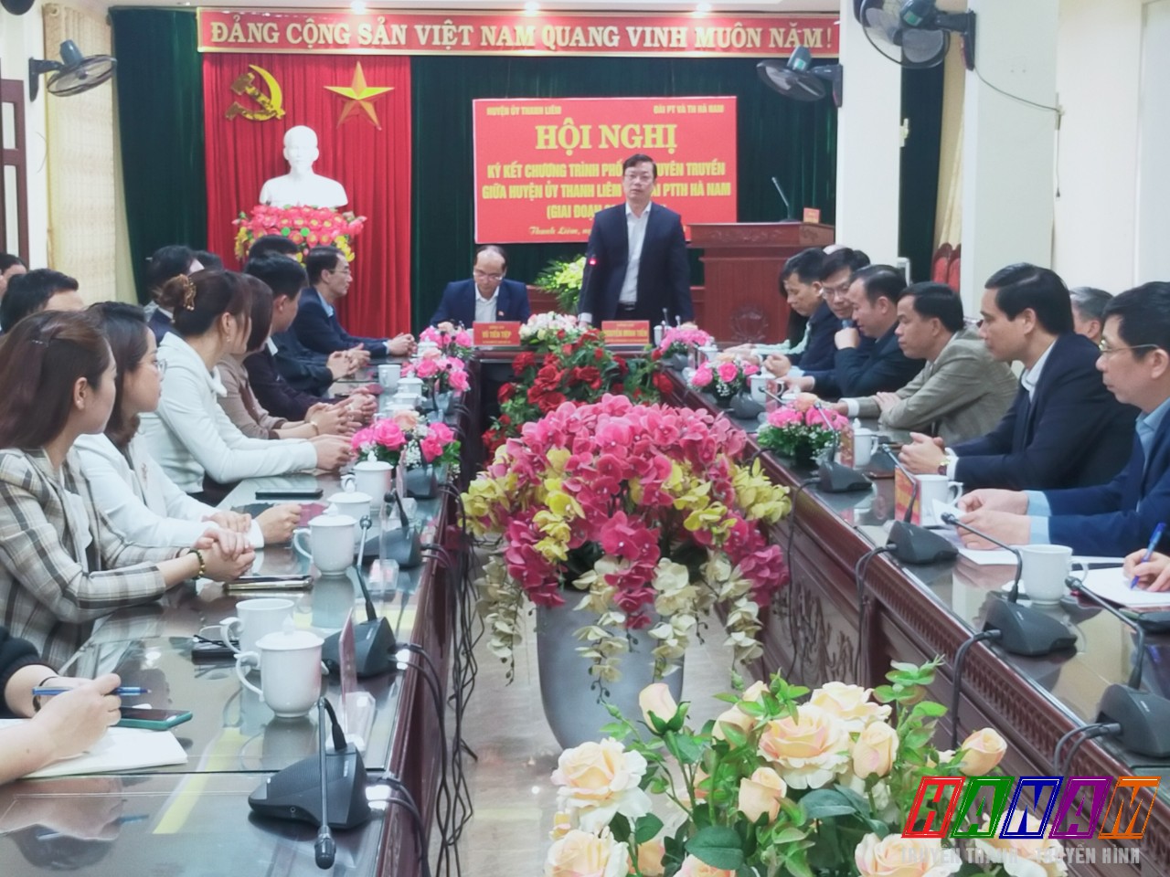 Đồng chí Nguyễn Minh Tiến, TUV, BT HU, CT HĐND huyện phát biểu tại hội nghị
