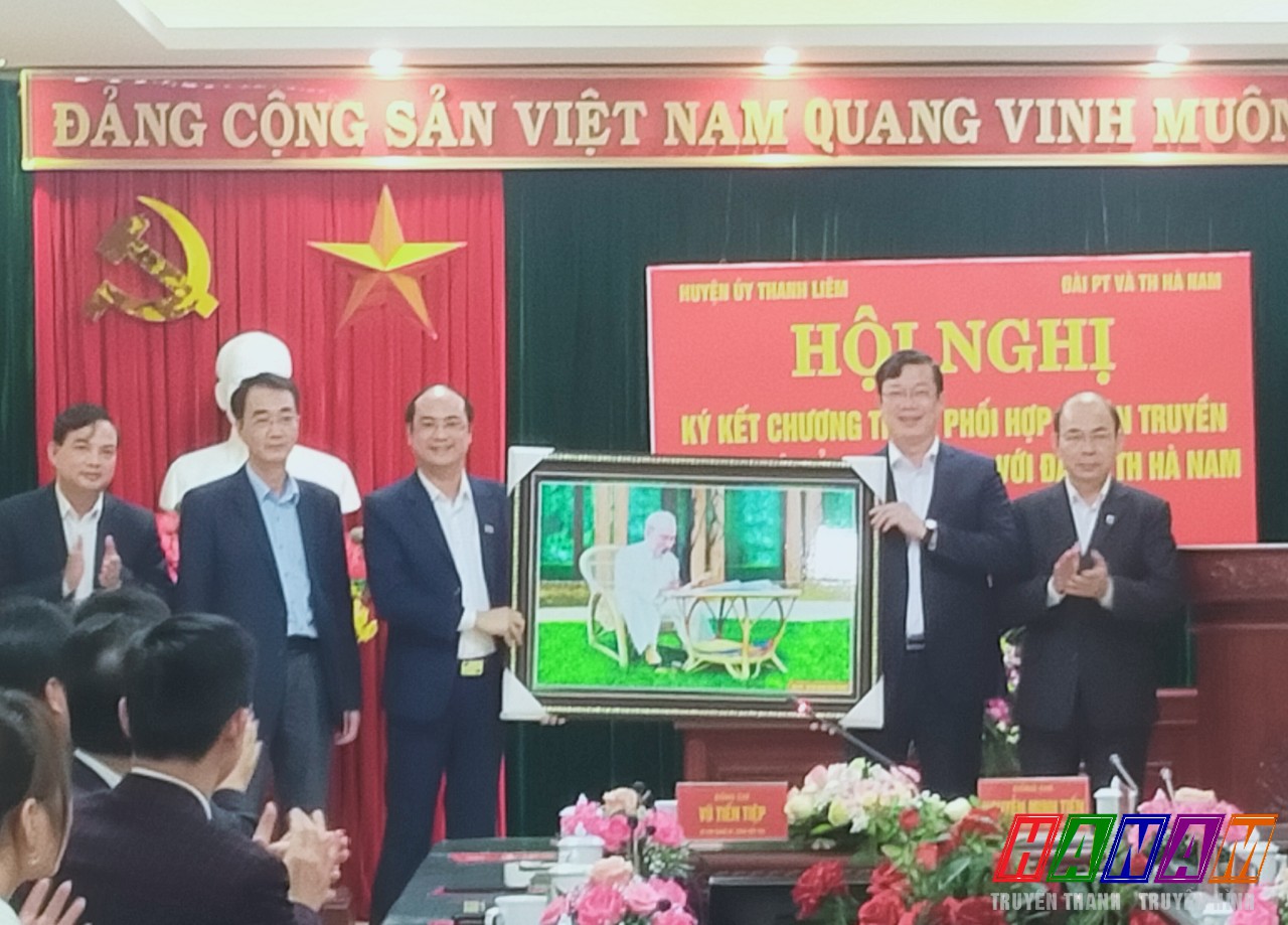 Lãnh đạo đài phát thanh truyền hình tỉnh tặng quà lưu niệm