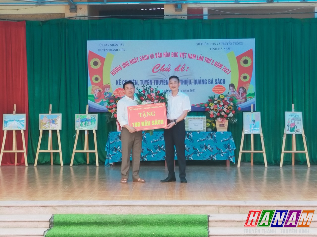 Ông Nguyễn Đức Cường, Phó Giám đốc Sở TT & TT tỉnh Hà Nam tặng 100 đầu sách cho trưởng THCS Thanh Tân