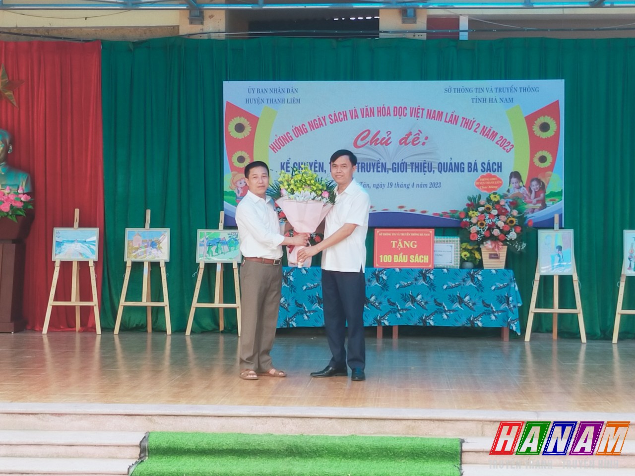 Ông Trần Văn Quân, HUV, Phó CT UBND huyện Thanh Liêm tặng hoa chúc mừng nhà trường