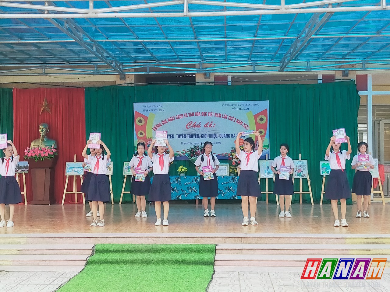 Phần thi giới thiệu sách của các em học sinh nhà trường