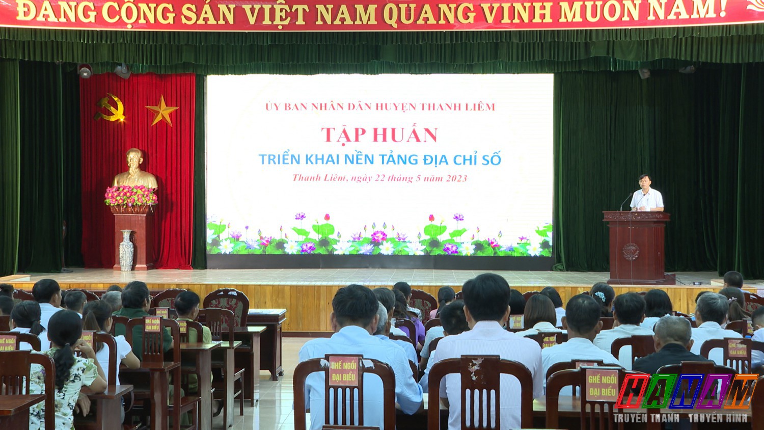 Đồng chí Trần Văn Quân, phó chủ tịch UBND huyện phát biểu tại hội nghị