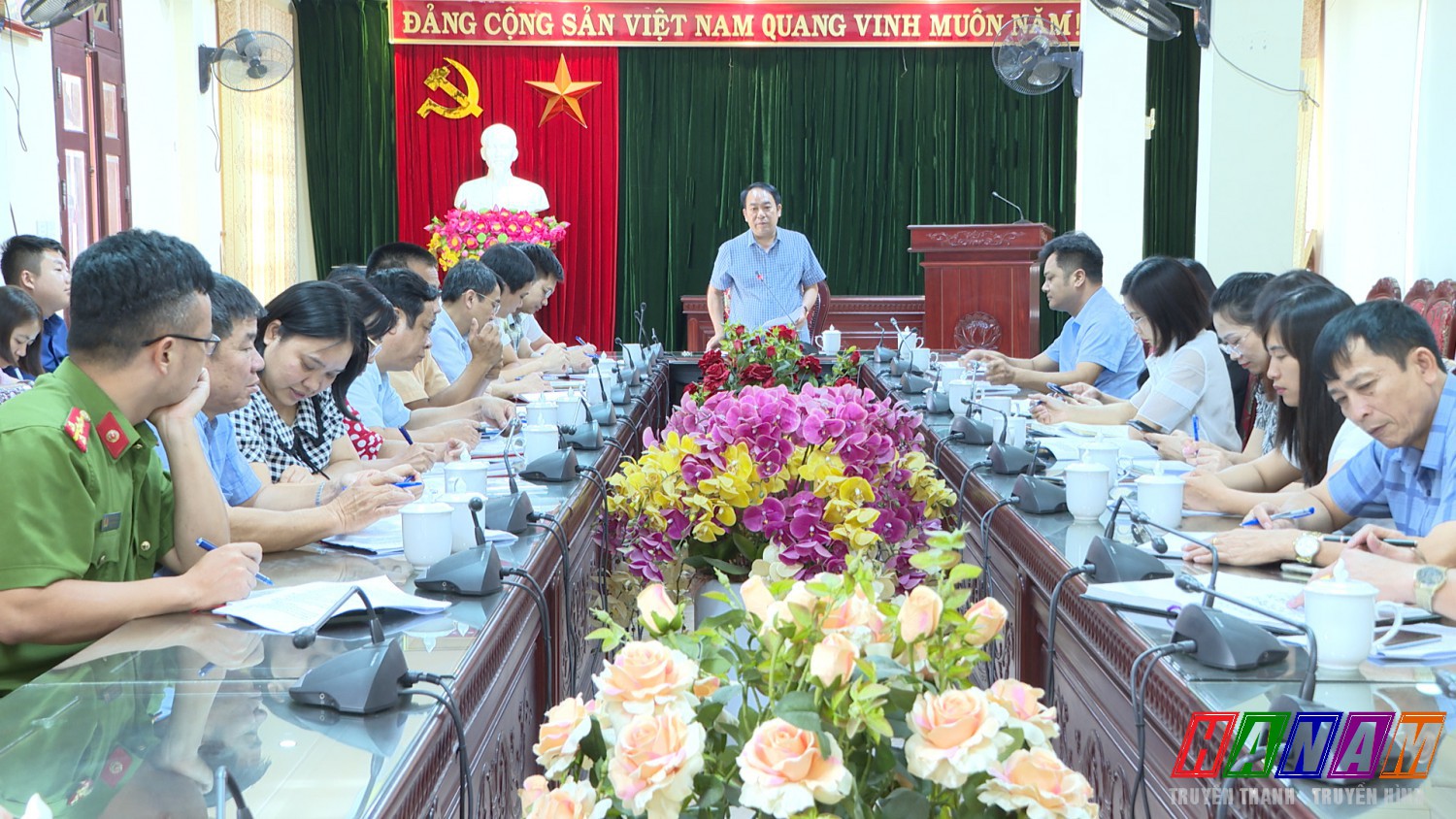 Đồng chí Hoàng Mạnh Dũng - Phó bí thư Huyện ủy, Chủ tịch ủy ban nhân dân huyện phát biểu tại hội nghị.