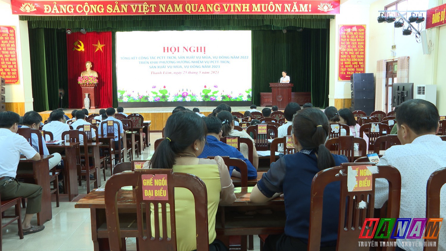 Đồng chí Hoàng Mạnh Dũng- Phó bí thư Huyện ủy, Chủ tịch UBND huyện phát biểu tại hội nghị
