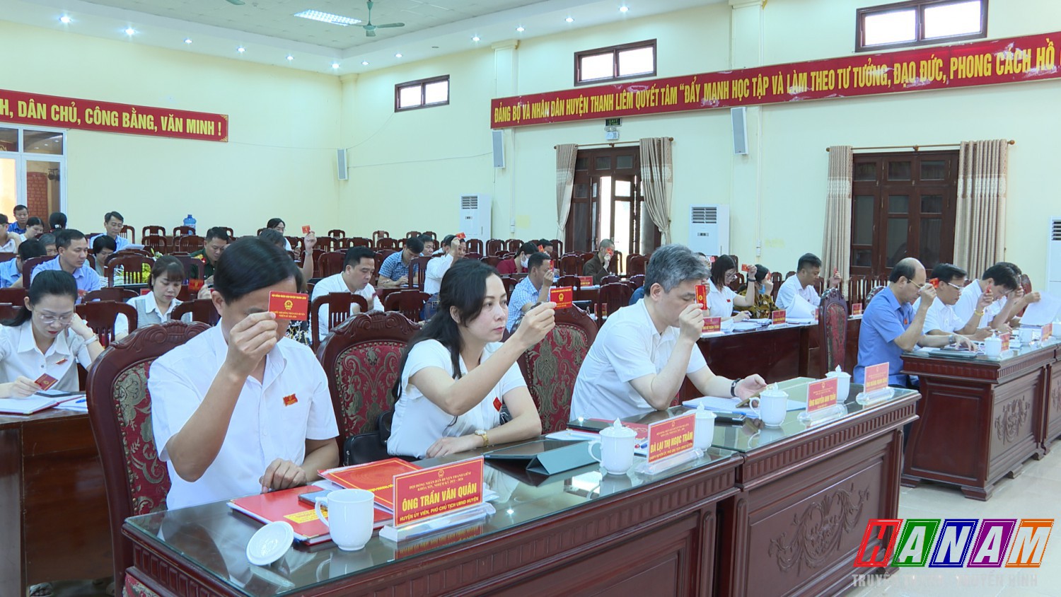 Các đại biểu biểu quyết nhất trí thông qua các nghị quyết trình tại kỳ họp