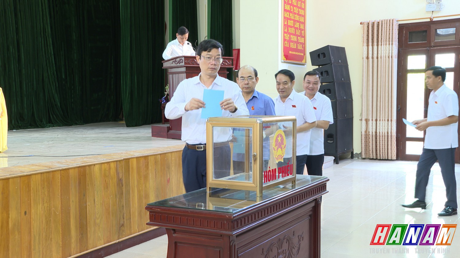 Các đại biểu bỏ phiểu bầu bổ sung chức danh ủy viên UBND huyện, nhiệm kỳ 2021 2026