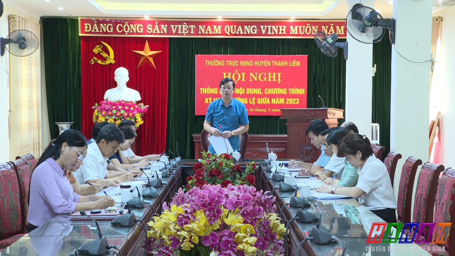 Đồng chí Nguyễn Minh Tiến, TUV, BT HU, CT HĐND huyện phát biểu tại hội nghị