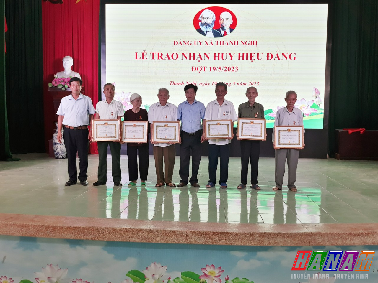 Đảng ủy xã Thanh Nghị tổ chức Lễ trao Huy hiệu đảng cho các đảng viên đợt 19/5/2023.