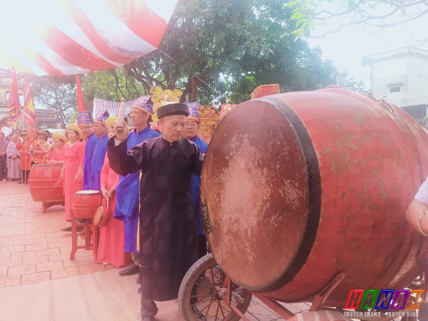 Ông Dương Xuân Hiền đại diện người cao tuổi trong tiểu khu đánh trống Khai hội