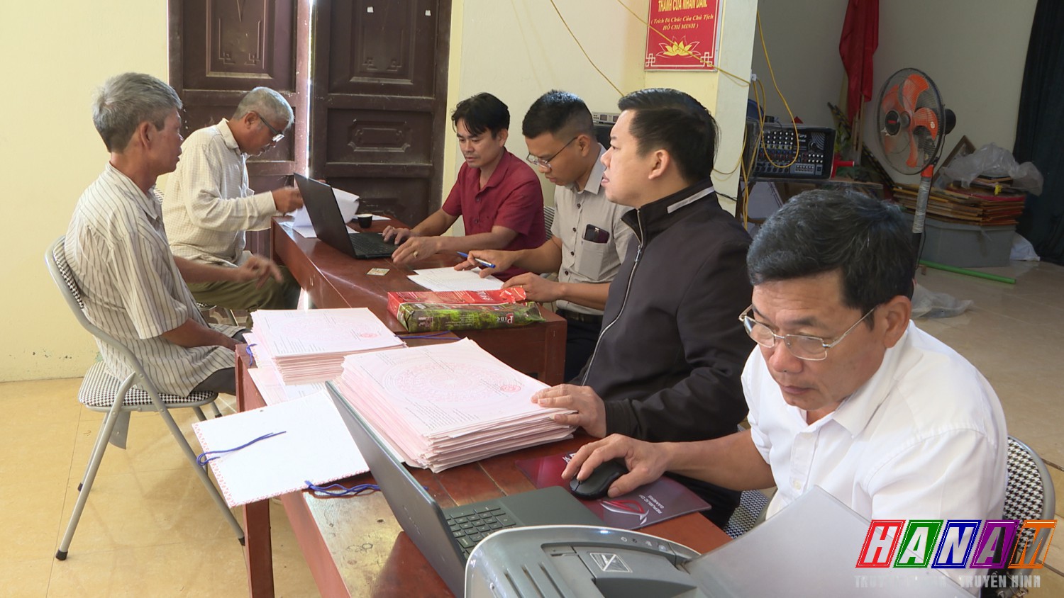 phát giấy chứng nhận cho người dân