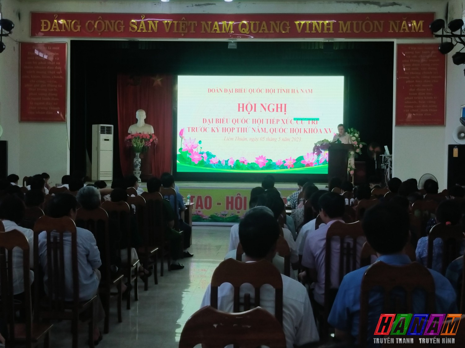 Quang cảnh hội nghị tiếp xúc cử tri